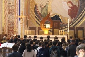 młodzi przed najświętszym sakramentem